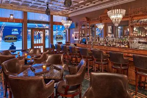 Интерьер J-Bar в отеле Jerome