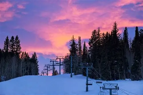 Лыжные трассы на закате с драматическими розовыми облаками на горе Пахта.