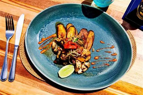 Морепродукты на гриле с жареным бананом и красным перцем в ресторане Dasheen на курорте Ladera Resort