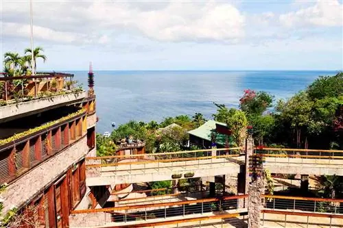 Замысловатые дорожки на курорте Джейд-Маунтин в Сент-Люсии с видом на воду