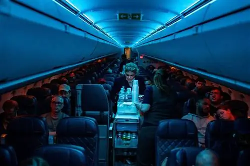Стюардессы подают напитки на рейсе Delta Airlines из международного аэропорта Хартсфилд-Джексон.