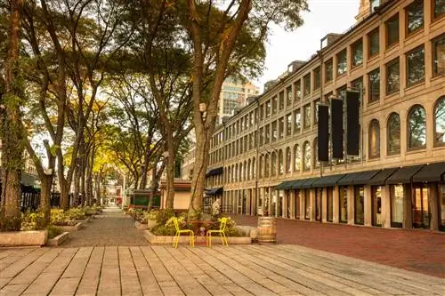 Утренний вид на рынок Куинси вдоль Тропы Свободы напротив Большого зала площади Фанейл в Бостоне, Массачусетс, США