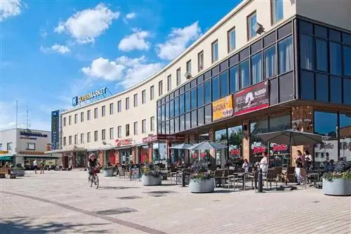 Иматра, Финляндия, Люди возле отеля Center Imatra