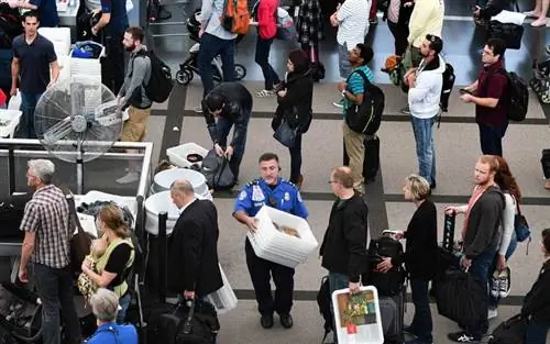 Путешественники в международном аэропорту Денвера