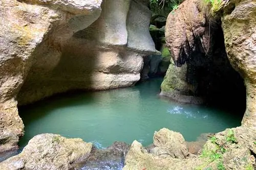 Charco Azul в Пуэрто-Рико, плавательный бассейн среди скал.