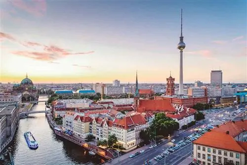 Круиз по реке Круа, горизонт Берлина (Германия) с телебашней в сумерках