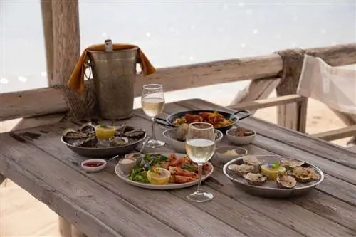Стол с едой, свежие морепродукты в Улидии, Марокко