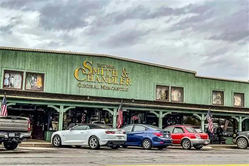 Универсальный магазин Smith and Chandler в Западном Йеллоустоне, штат Монтана.