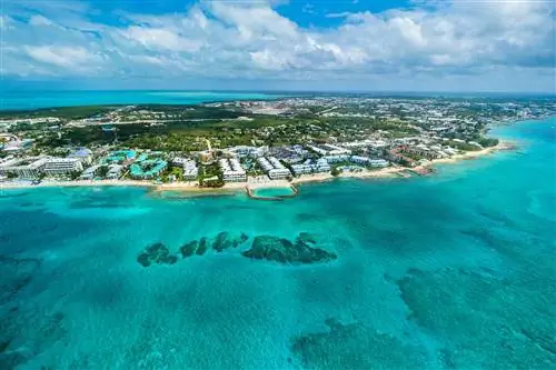Карибы, Каймановы острова, Джорджтаун, роскошные курорты и пляж Seven Mile Beach Карибы, Каймановы острова, Джорджтаун, роскошные курорты и пляж Seven Mile Beach