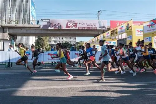 Профессиональные спортсмены участвуют в 21-м Большом эфиопском забеге в городе Аддис-Абеба, Эфиопия, 23 января 2022 года.