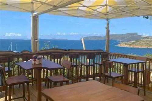 Вид из-за столиков в Heidi's Hill Top Grill