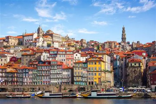 Живописный вид на историческую часть Порту и реку Дору, Португалия.