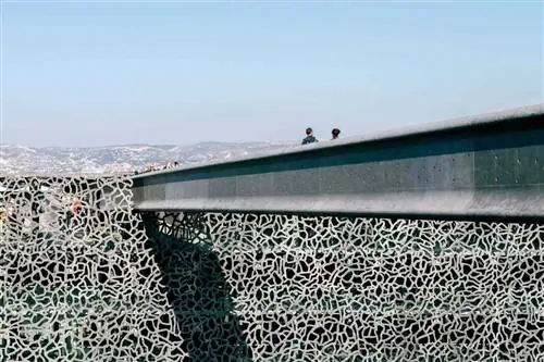 Внешний вид современного музея MUCEM в Марселе, Франция
