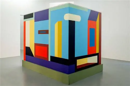 Красочно раскрашенная художественная инсталляция в салоне Collection Lambert в Авиньоне.