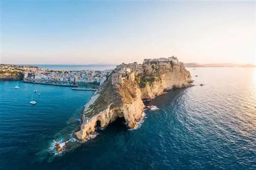 Вид с воздуха на остров Прочида, Италия