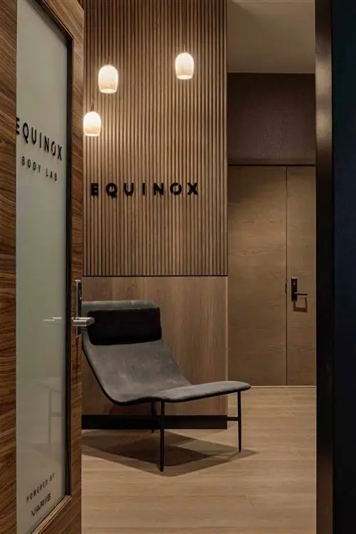 Входная дверь в лабораторию Equinox Body Lab в зале ожидания Centurion в аэропорту имени Джона Кеннеди.