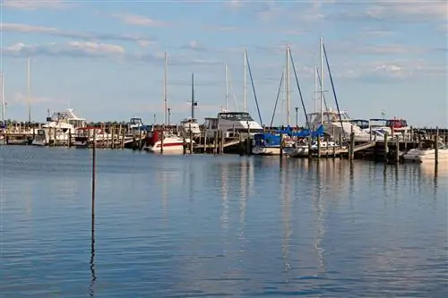 Лодки в марине в Тавасе, Мичиган