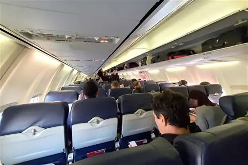 Широкий угол, интерьер салона реактивного самолета Southwest Airlines во время процедуры посадки, Окленд, Калифорния