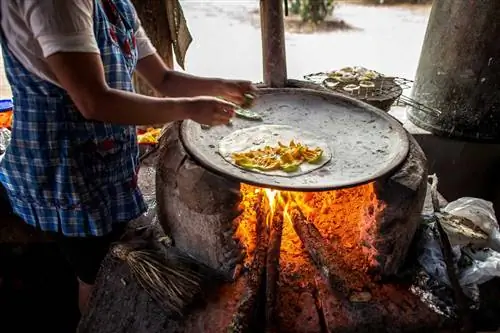 Кесадилья Flor de Calabaza готовится в комале, это тако с цветками тыквы.