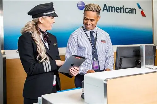Пилот Am American Airlines и агент у выхода на посадку
