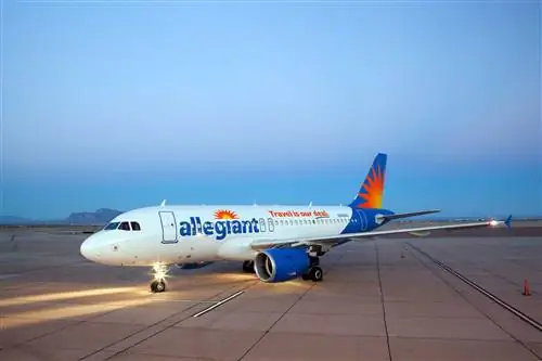 Самолет Allegiant Airways на летном поле