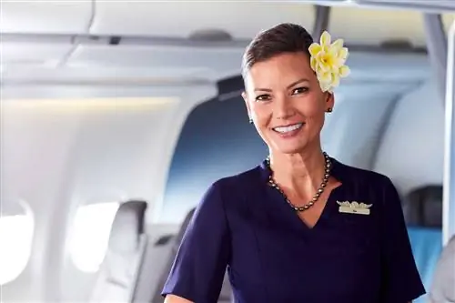 Улыбающаяся стюардесса на рейсе Hawaiian Airlines
