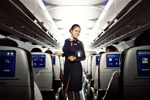 Стюардесса на борту самолета JetBlue