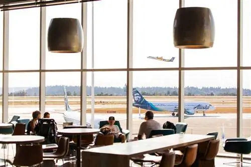 Самолеты Alaska Airlines из зала ожидания аэропорта Alaska Airlines