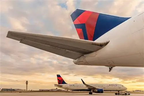 Самолеты Delta Airlines ждут в аэропорту