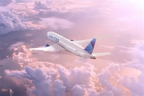 Самолет United Airlines в полете над розовыми облаками