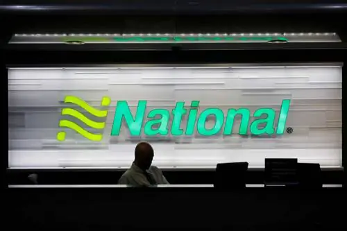 Мужчина в силуэте у стойки National Rental Car