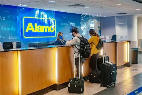 Гости у стойки проката автомобилей Alamo