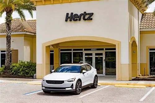 Внешний вид пункта проката автомобилей Hertz