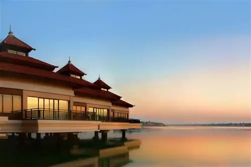 Виллы над водой на закате в Anantara The Palm Dubai Resort