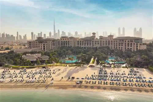 Вид с воздуха на курорт Four Seasons Resort Dubai на пляже Джумейра