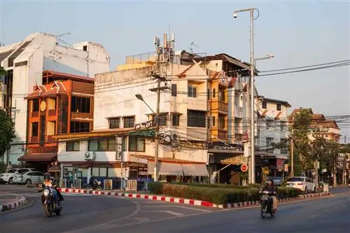 Вид на перекресток с мотоциклами в центре старого города на закате.