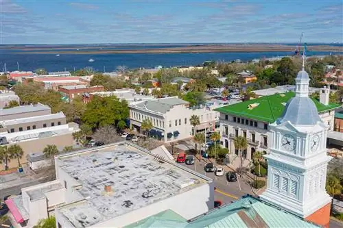 Антенна в центре города на пляже Фернандина, Флорида, недалеко от Джексонвилля.