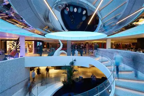 Карусель на борту круизного лайнера Virgin Voyages.