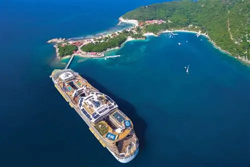 Вид с воздуха на круизный лайнер Royal Caribbean Allure of the Seas