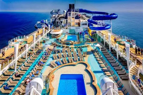 Палуба с бассейном на борту круизного лайнера Norwegian Bliss
