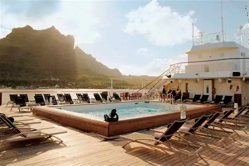 Бассейн на борту круизного лайнера Paul Gauguin Cruises