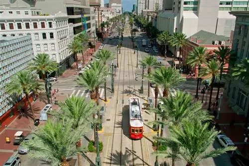 Трамвай на остановке Canal Street в Новом Орлеане - антенна Трамвай на остановке Canal Street в Новом Орлеане - антенна