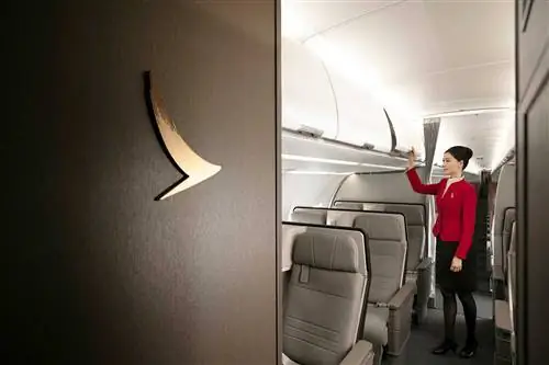 Стюардесса на борту самолета Cathay Pacific