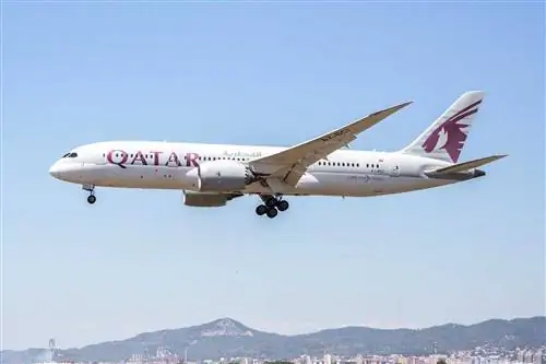Самолет Qatar Airlines приземлился в аэропорту Эль-Прат в Испании.