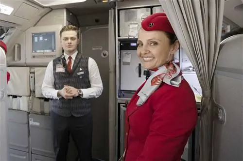 Члены бортпроводников Turkish Airlines проводят последние проверки перед полетом во Всемирный день бортпроводников в Анкаре, Турция, 26 мая 2022 года.