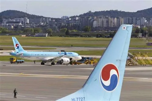 Самолеты Korean Air на летном поле в международном аэропорту Кимпхо в Сеуле, Южная Корея