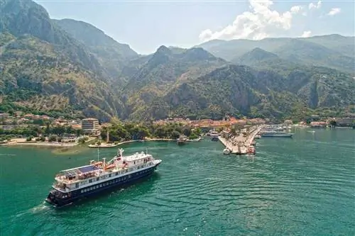 Круизный лайнер Overseas Adventure Travel возле порта
