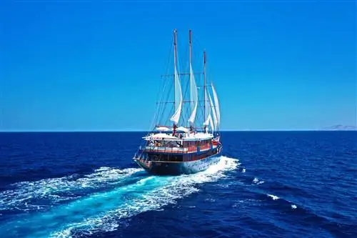 Корабль Variety Cruises на воде