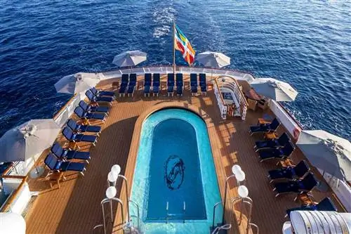 Бассейн на борту круизного лайнера SeaDream Yacht Club