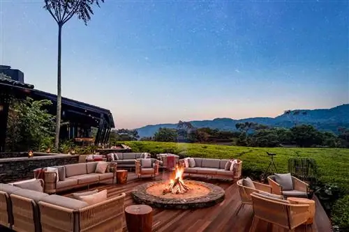 Яма для костра во время сумерек в One&Only Nyungwe House